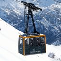 Seilbahn mit Passagieren im verschneiten Nebelhorn-Gebirge